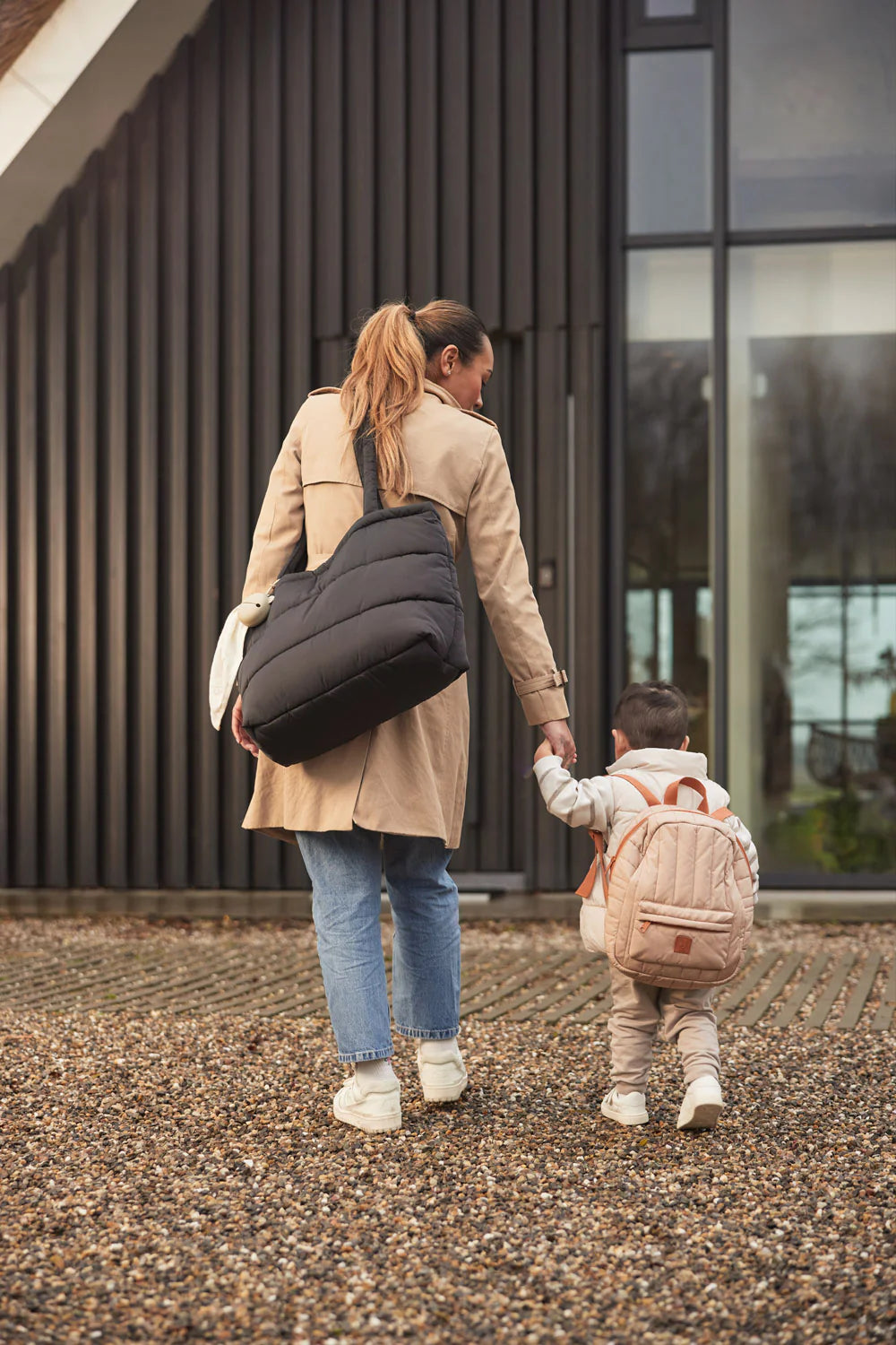 Rugzak kinderen back to school foto met moeder en kind die beige Jollein rugtas dragen