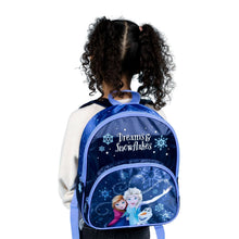 Rugzak kinderen Frozen op rug gedragen door kind, achterzijde met Dreams & Snowflakes tekst zichtbaar