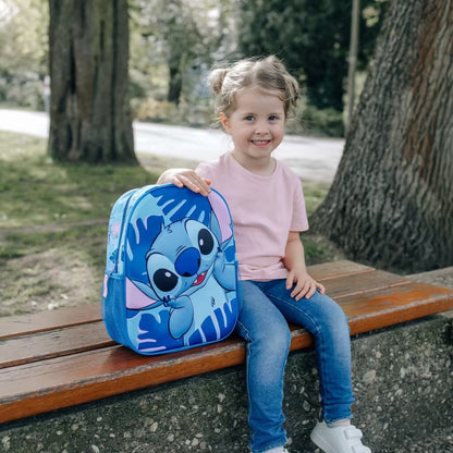Vrolijk meisje met Stitch rugzak kinderen zittend op bankje, perfect voor peuters en back to school.
