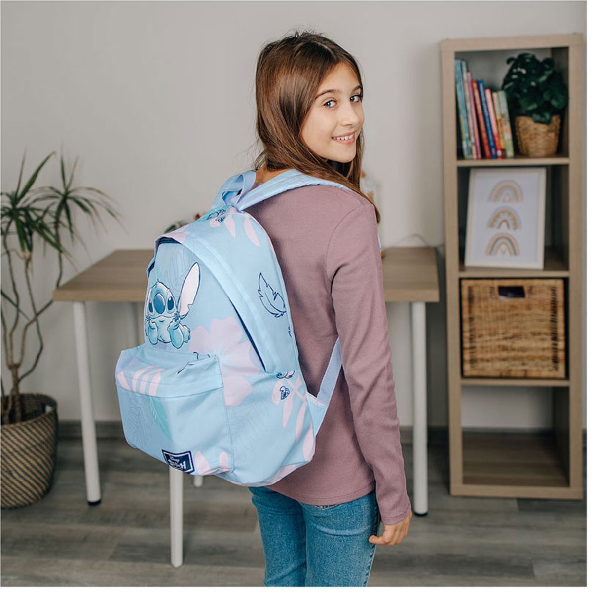 Rugzak kinderen Stitch gedragen door meisje, lichtblauw met Lilo&Stitch print ideaal back to school
