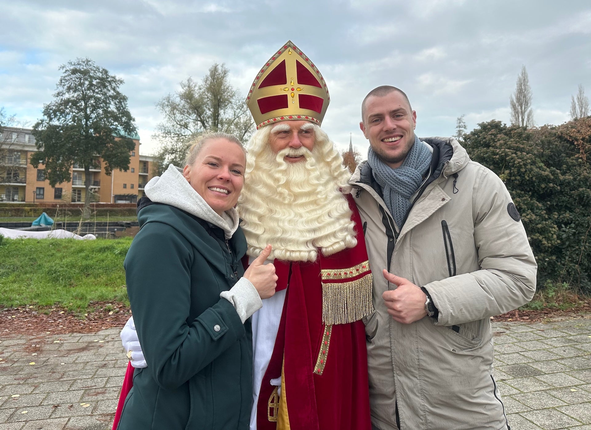 Sinterklaas op de foto met Ruby en William van de speelgoedwinkel Sproutz