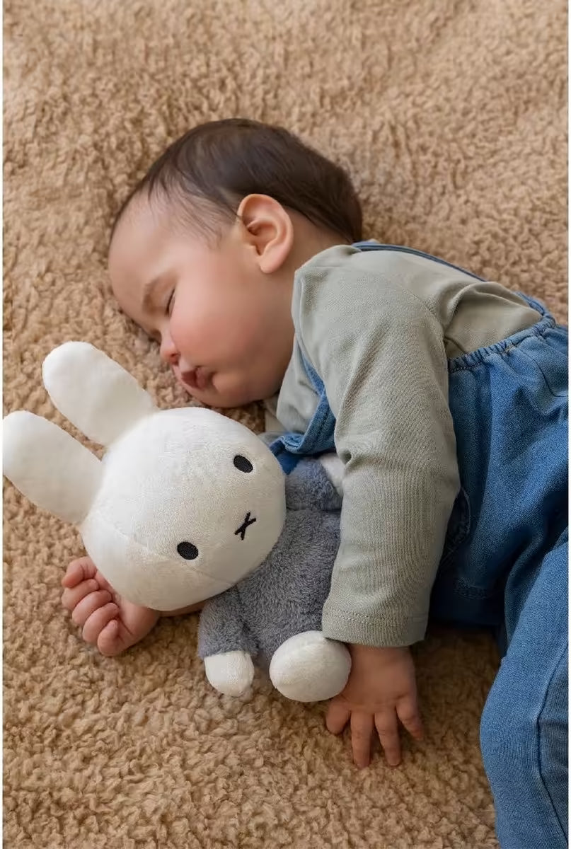 Slapende baby knuffelt met Nijntje knuffel Fluffy Blue 25cm in zachte stof, een geliefd kraamcadeau voor kleintjes.