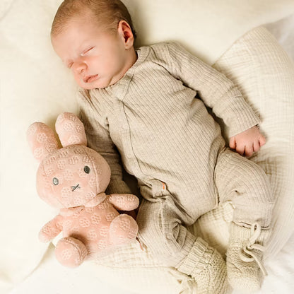Slapende baby knuffelt roze Nijntje knuffel Pink Flower 20cm, een pluche baby cadeau en kraamcadeau.
