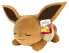 Sleeping Eevee knuffel Pokémon toont een liggende pluche Eevee Pokémon met zachte stof, schuin vooraanzicht.