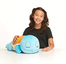 Sleeping Squirtle knuffel Pokémon naast lachend kind, een zachte Pokémon knuffels optie die ideaal is voor jonge fans.