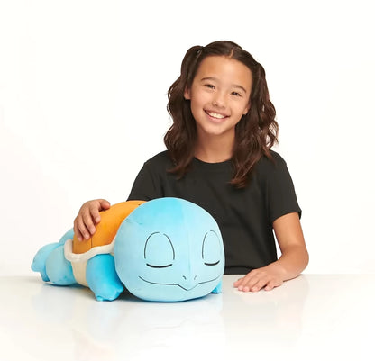 Sleeping Squirtle knuffel Pokémon naast lachend kind, een zachte Pokémon knuffels optie die ideaal is voor jonge fans.