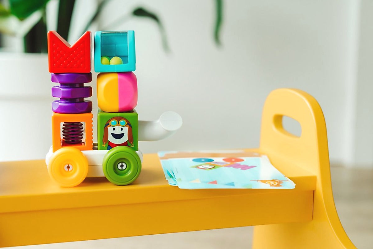 SmartMax My First Build & Drive SMX 237 auto magneet op gele kinderstoel met kleurrijke speelkaarten