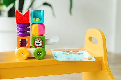 SmartMax My First Build & Drive SMX 237 auto magneet op gele kinderstoel met kleurrijke speelkaarten