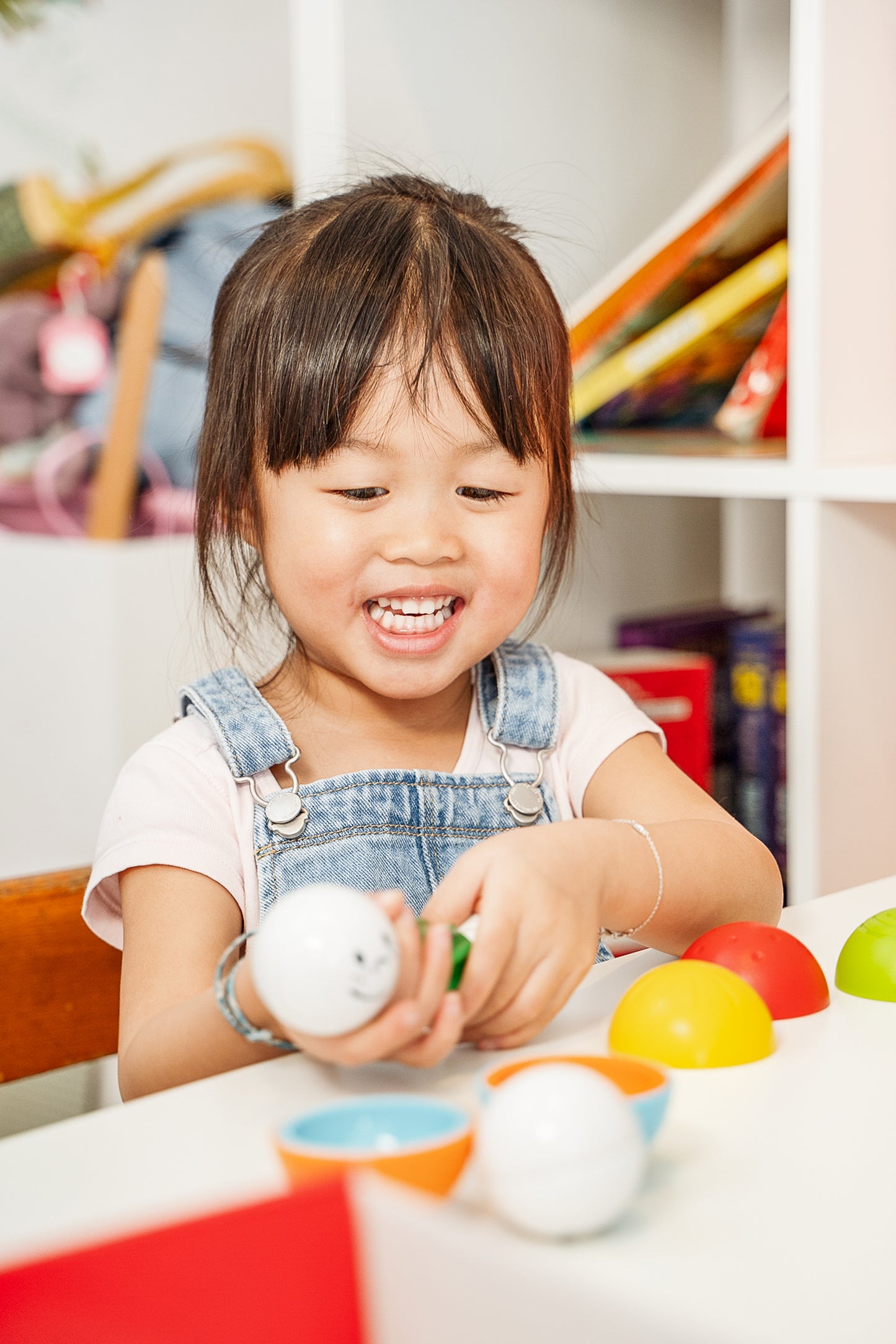 Peuter speelt met SmartMax My First Hide & Seek SMX 229 open ended speelgoed voor ontwikkeling