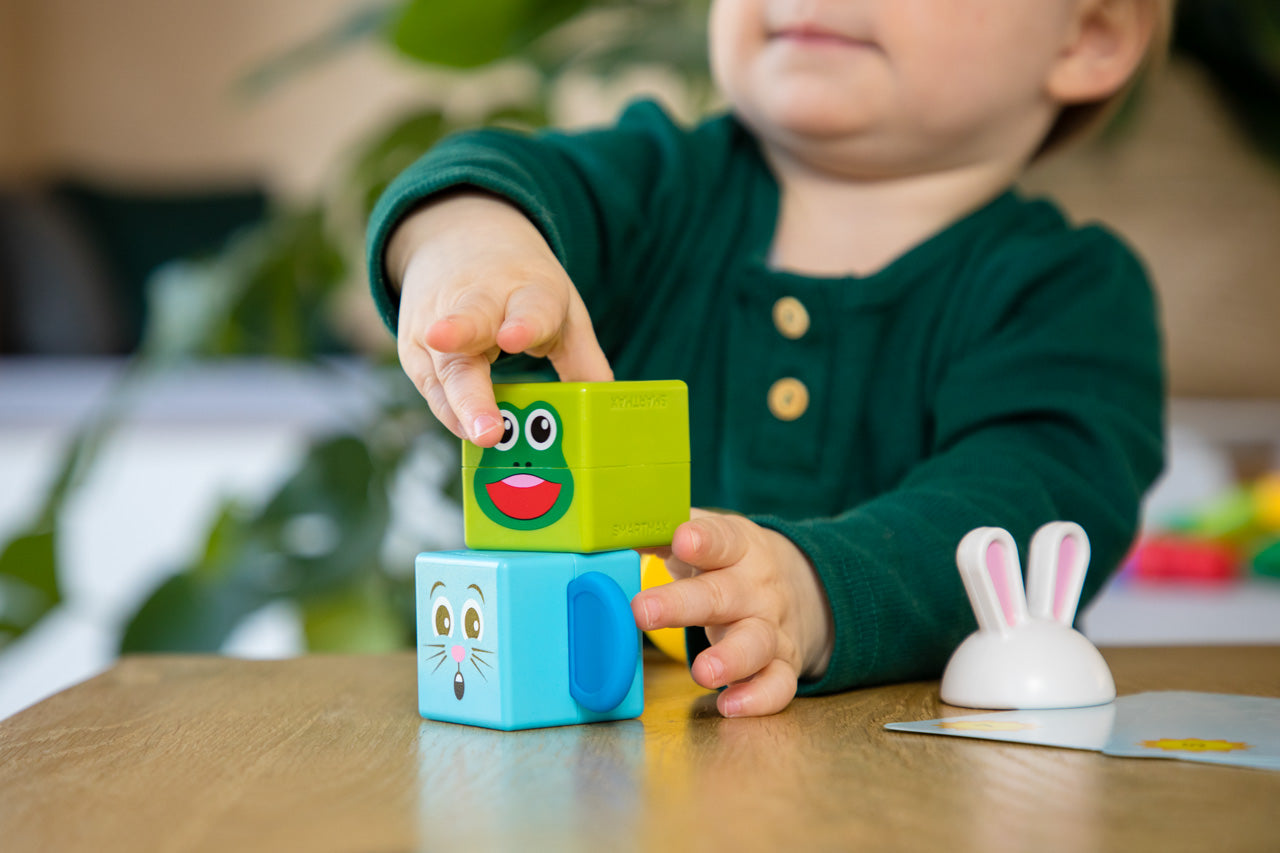 Kind stapelt SmartMax My First Totem SMX 230 kikker en muis blokken, close-up magnetisch bouwen