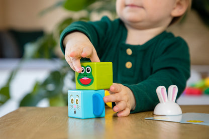 Kind stapelt SmartMax My First Totem SMX 230 kikker en muis blokken, close-up magnetisch bouwen