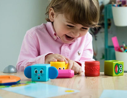 Peuter speelt met SmartMax My First Totem SMX 230 magneet speelgoed, kleurrijke blokken op tafel