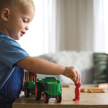 Jongen speelt met SmartMax My First Tractor SMX 222 magnetisch speelgoed op houten tafel in woonkamer