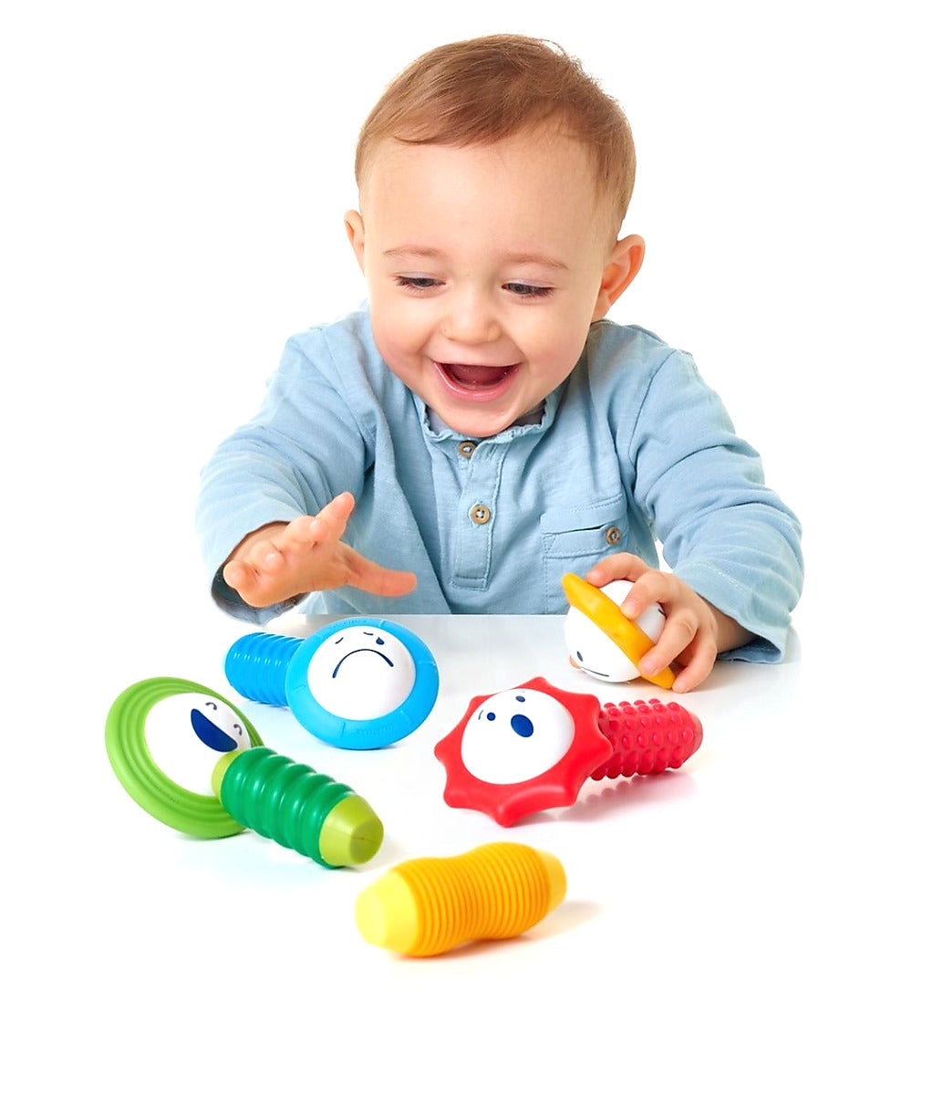 Baby speelt met SmartMax My First Sounds & Senses SMX 224 magneet speelgoed in vrolijke kleuren
