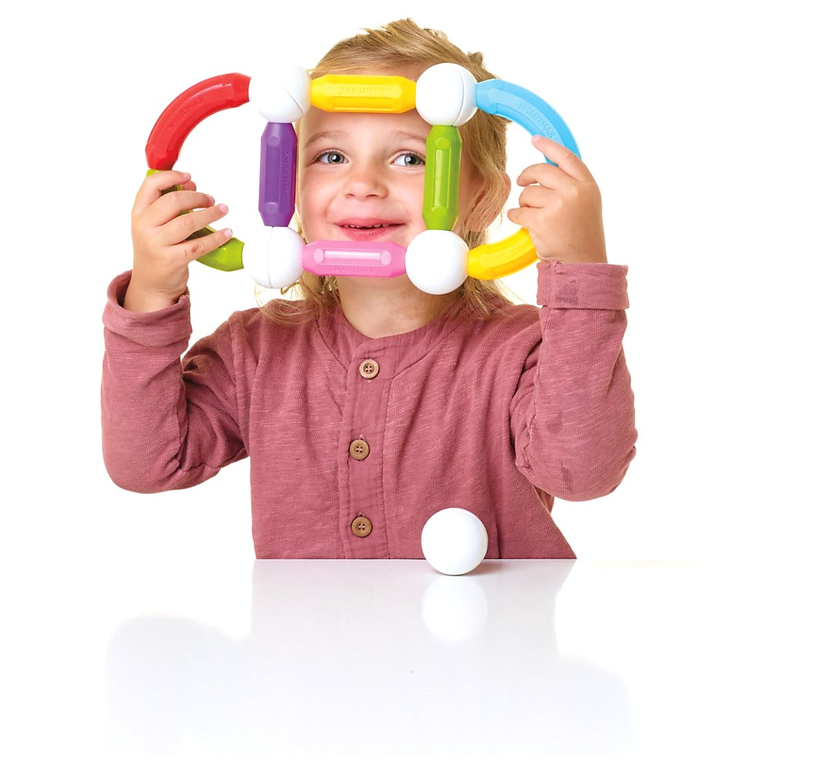 meisje speelt creatief met SmartMax Start Plus SMX 310 open ended speelgoed, magnetische constructie voor gezicht