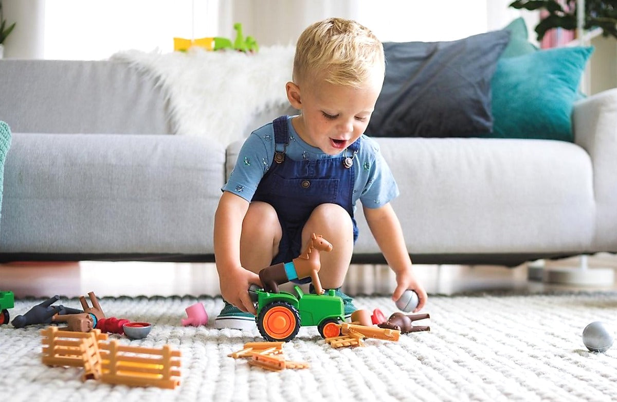 Kleuter speelt met SmartMax My First Tractor SMX 222 boerderij set inclusief dieren en hekken thuis