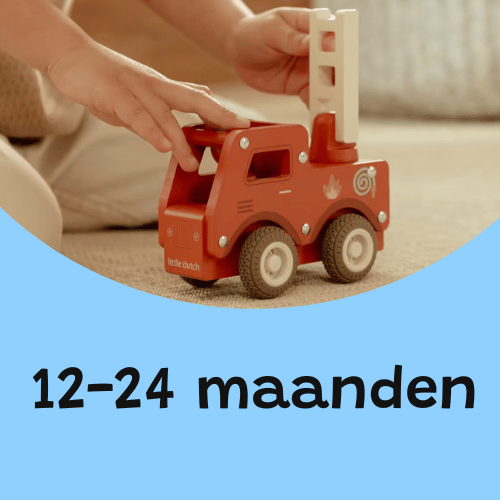 Speelgoed 12 tot 24 maanden, baby speelt met rode houten brandweerauto op vloer, duurzaam en leerzaam speelgoed.