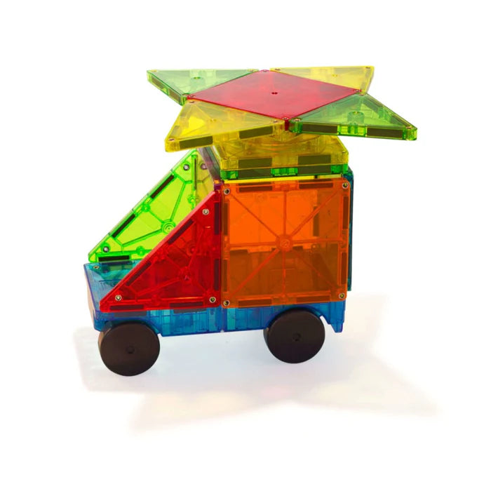 Speelgoed helikopter van magnetic Magna Tiles Metropolis Set met kleurrijke, doorschijnende magnetische bouwstenen.