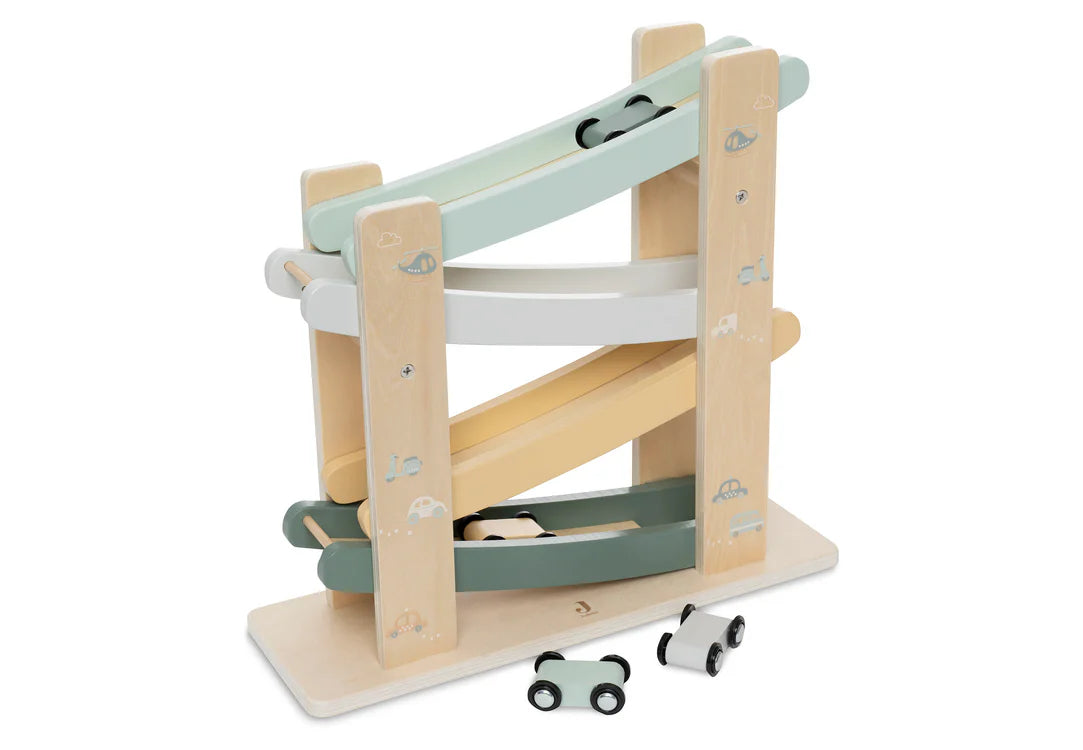 Houten autobaan van Jollein met rollende autootjes in neutrale tinten, ideaal speelgoed in hout voor peuters.