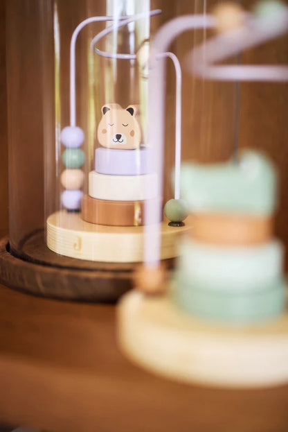 Houten Jollein stapeltoren met cheetah figuur onder stolp, decoratief en duurzaam speelgoed in hout voor baby’s.