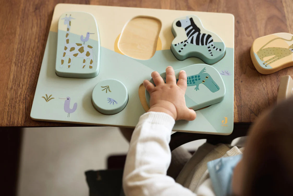 Peuterhand plaatst krokodil in Jollein houten puzzel Jungle Jambo, speelgoed in hout voor jonge kinderen.