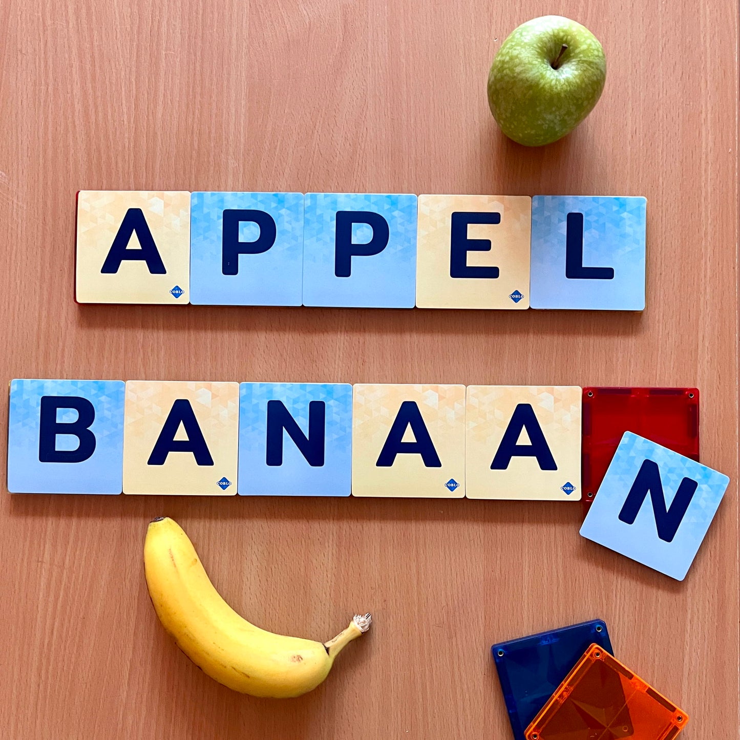 Speelgoed met magneten Coblo woorden appel banaan gelegd met magnetische letterkaarten