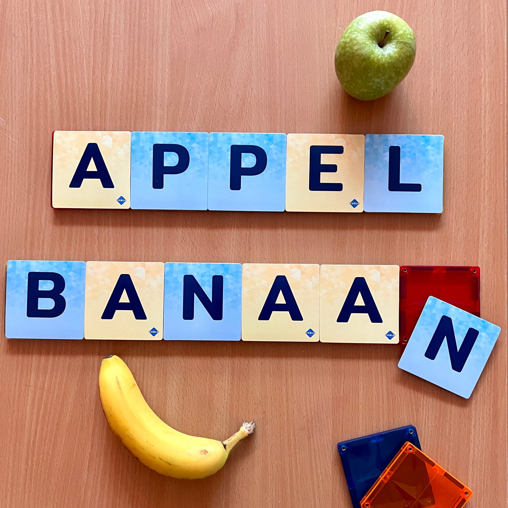 Speelgoed met magneten Coblo woorden appel banaan gelegd met magnetische letterkaarten