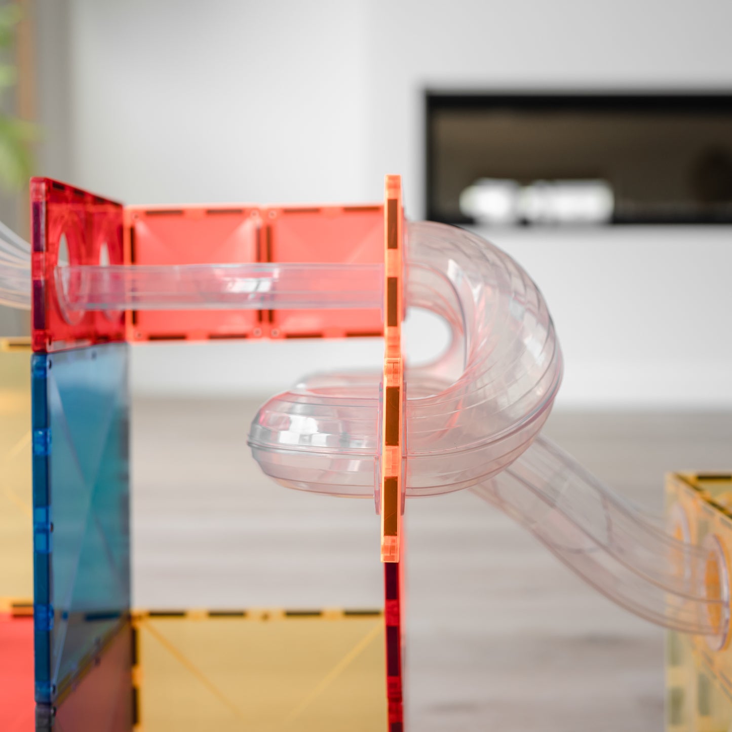 Speelgoed met magneten Connetix Ball Run detail oranje tegel transparante glijbaan kinderkamer