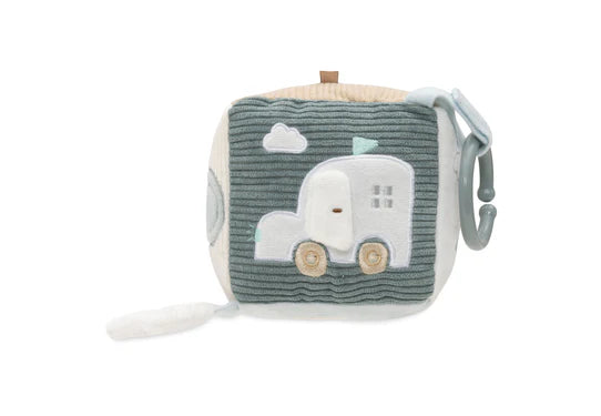 De Jollein activiteitenkubus heeft een schattige vrachtwagen, boxspeelgoed voor je baby en voelt zacht als een knuffel.