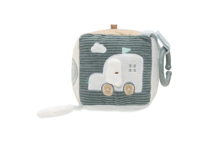 De Jollein activiteitenkubus heeft een schattige vrachtwagen, boxspeelgoed voor je baby en voelt zacht als een knuffel.