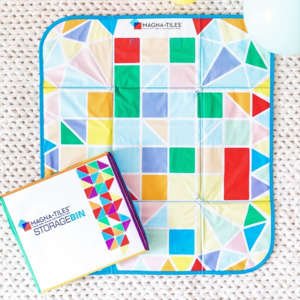 Speelkleed bovenaanzicht met vouwlijnen, Magna Tiles logo en kleurrijk geometrisch speeloppervlak