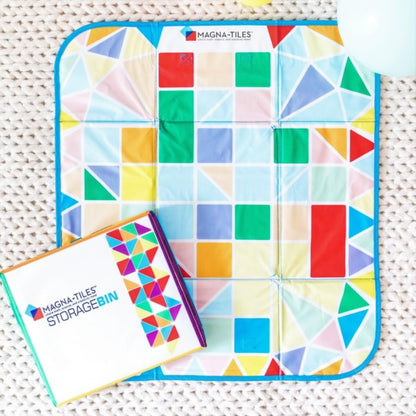 Speelkleed bovenaanzicht met vouwlijnen, Magna Tiles logo en kleurrijk geometrisch speeloppervlak