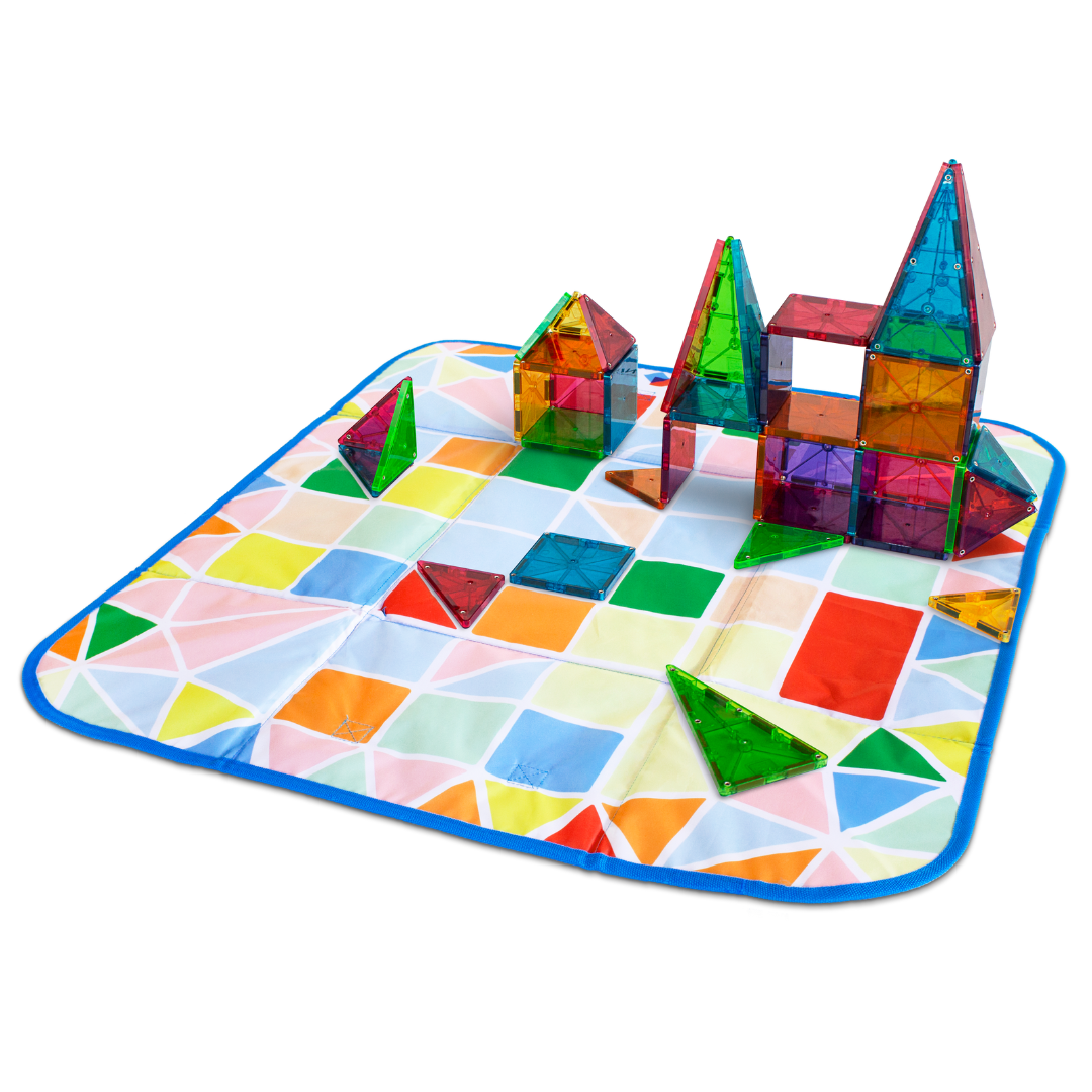 Speelmat met geometrische patronen en magnetische Magna Tiles bouwstenen in vrolijke kleuren