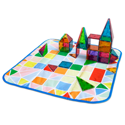 Speelmat met geometrische patronen en magnetische Magna Tiles bouwstenen in vrolijke kleuren