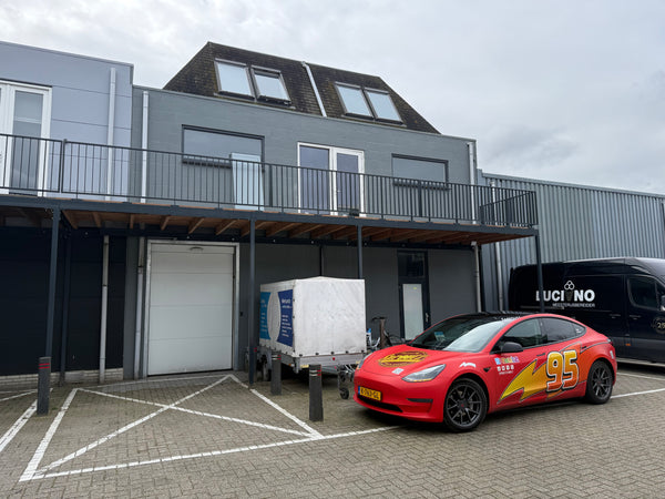 Vooraanzicht Kantoor en afhaalpunt Sproutz Wassenaar met sproutz auto.voo
