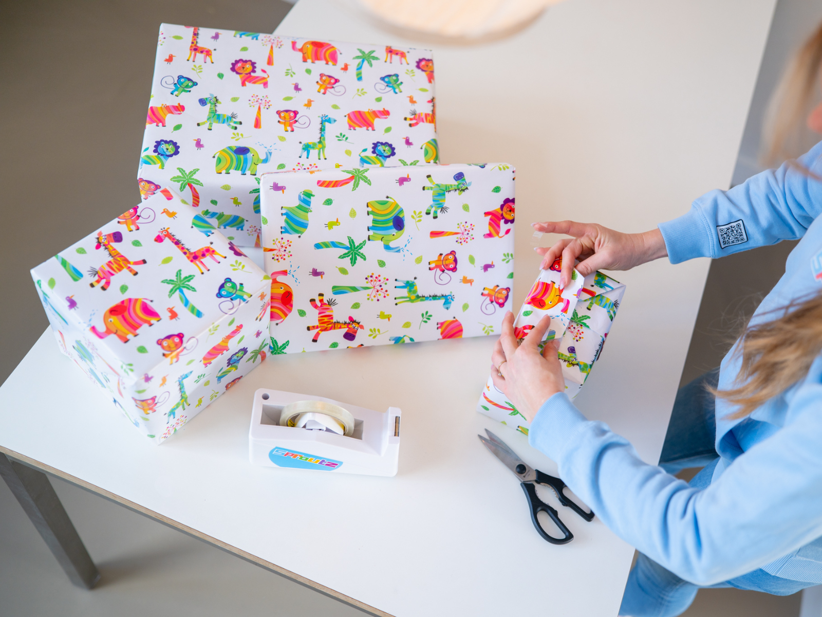 ruby pakt cadeau's in op tafel, inpakservice sproutz