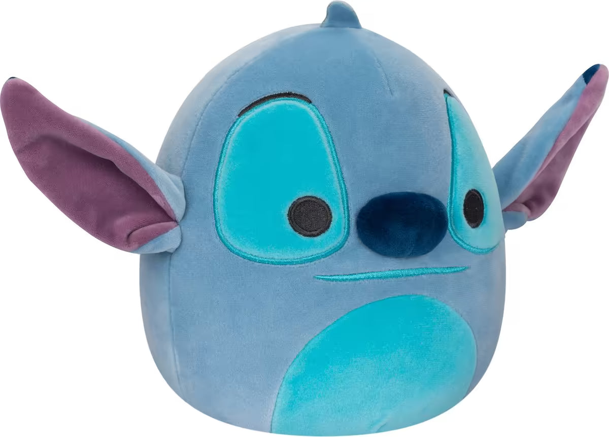 Schuin aanzicht van Squishmallow Stitch knuffel, blauw met paarse oren, heerlijk zacht en veilig voor kinderen.