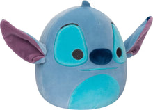 Schuin aanzicht van Squishmallow Stitch knuffel, blauw met paarse oren, heerlijk zacht en veilig voor kinderen.