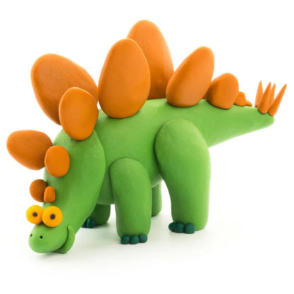 Een Stegosaurus van klei, gemaakt met Hey Clay, in groen met oranje schubben en een vrolijk gezicht.