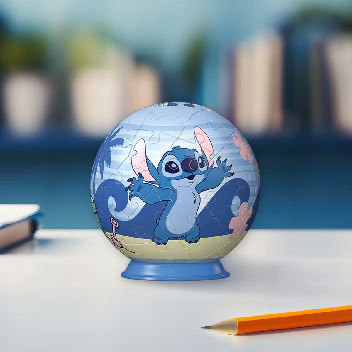 Voltooide 3D Puzzle-Ball Disney Stitch op een tafel, met vrolijk blauw design en stevige standaard, ideaal voor kinderen en fans.