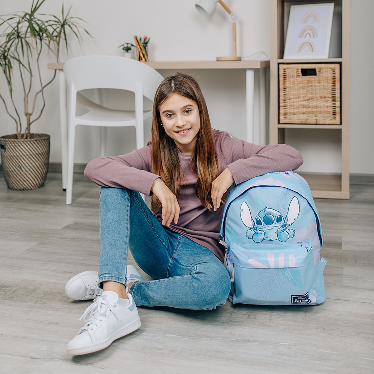 Stitch cadeau rugzak voor kinderen blauw met kind zittend op vloer thuissituatie presentatie