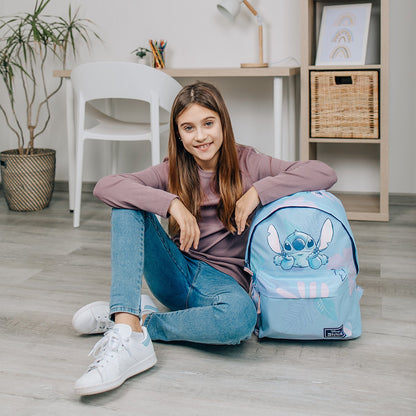 Stitch cadeau rugzak voor kinderen blauw met kind zittend op vloer thuissituatie presentatie