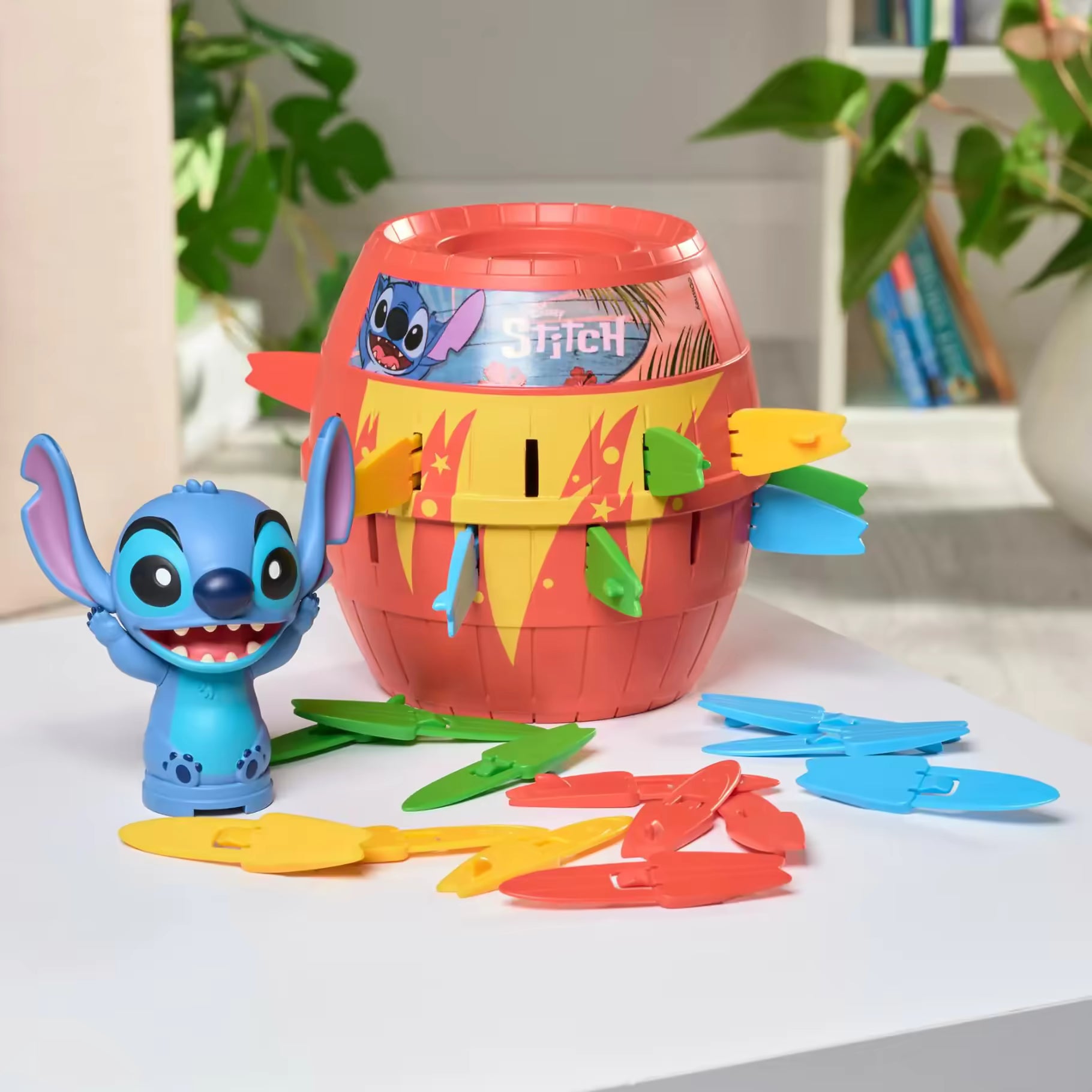 Pop Up spel met Stitch naast rode ton en losse plankjes, vrolijk kinderspel speelgoed
