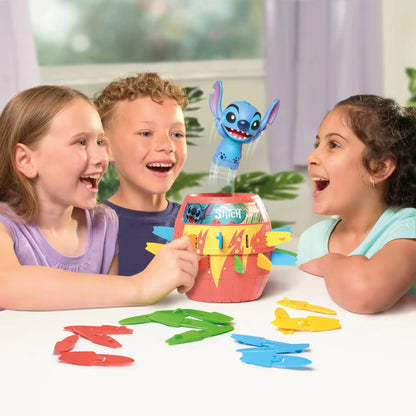 Kinderen spelen met Pop Up Stitch spel waarbij de figuur omhoog springt, vrolijk familiespel voor kinderen