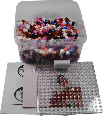 Transparante opbergdoos met 900 strijkkralen, strijkbord en instructies, ideaal knutselen met peuters en jonge kinderen.