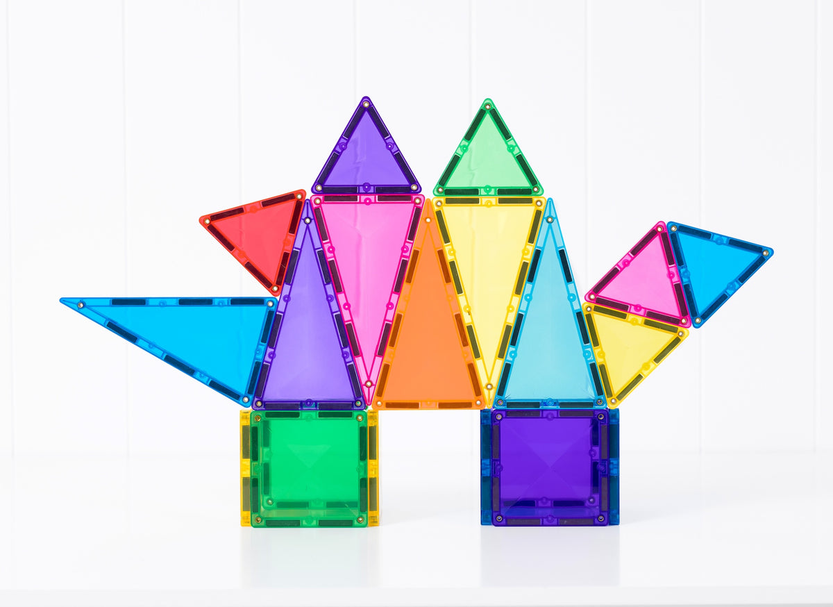 Symmetrisch patroon van Connetix magnetische tegels met grote driehoeken en vierkanten in regenboogkleuren