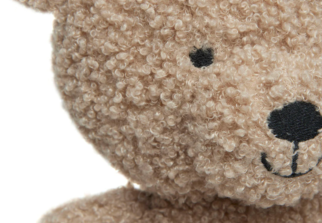 Detail van het geborduurde gezicht van Jollein Teddy Bear in biscuitkleur, zachte knuffel voor baby’s.