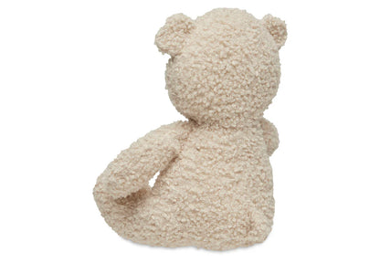 Achterkant van de zittende naturel teddybeer van Jollein op witte achtergrond, ideaal als dikke knuffel.