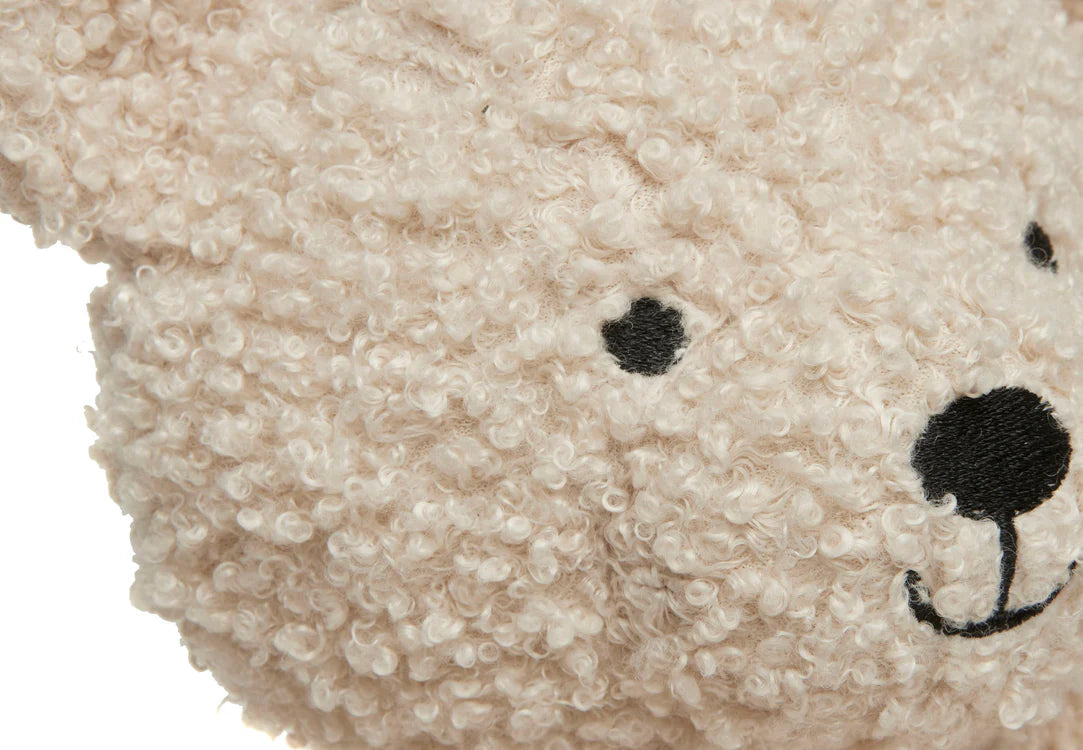 Close-up van het geborduurde gezichtje van de Jollein Teddy Bear in naturel kleur, perfecte dikke knuffel.