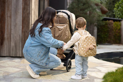 Teddybeer rugzak Jollein gedragen door peuter met knuffel tijdens back to school wandeling